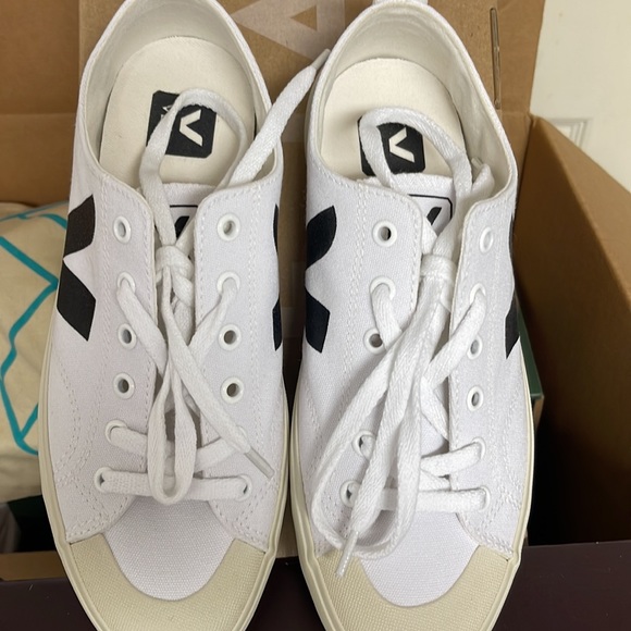 Veja white/black brand new size 8 - Picture 2 of 2